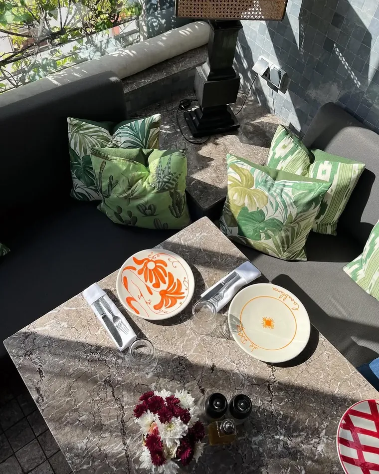 Table dressee au Doge Casablanca, assiettes sur mesure