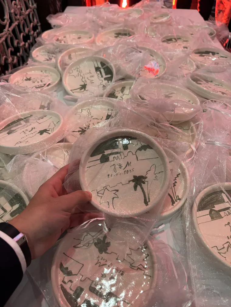 Cadeaux d'invites d'un mariage, vide-poches graves aux initiales et a la date, emballes d'organza