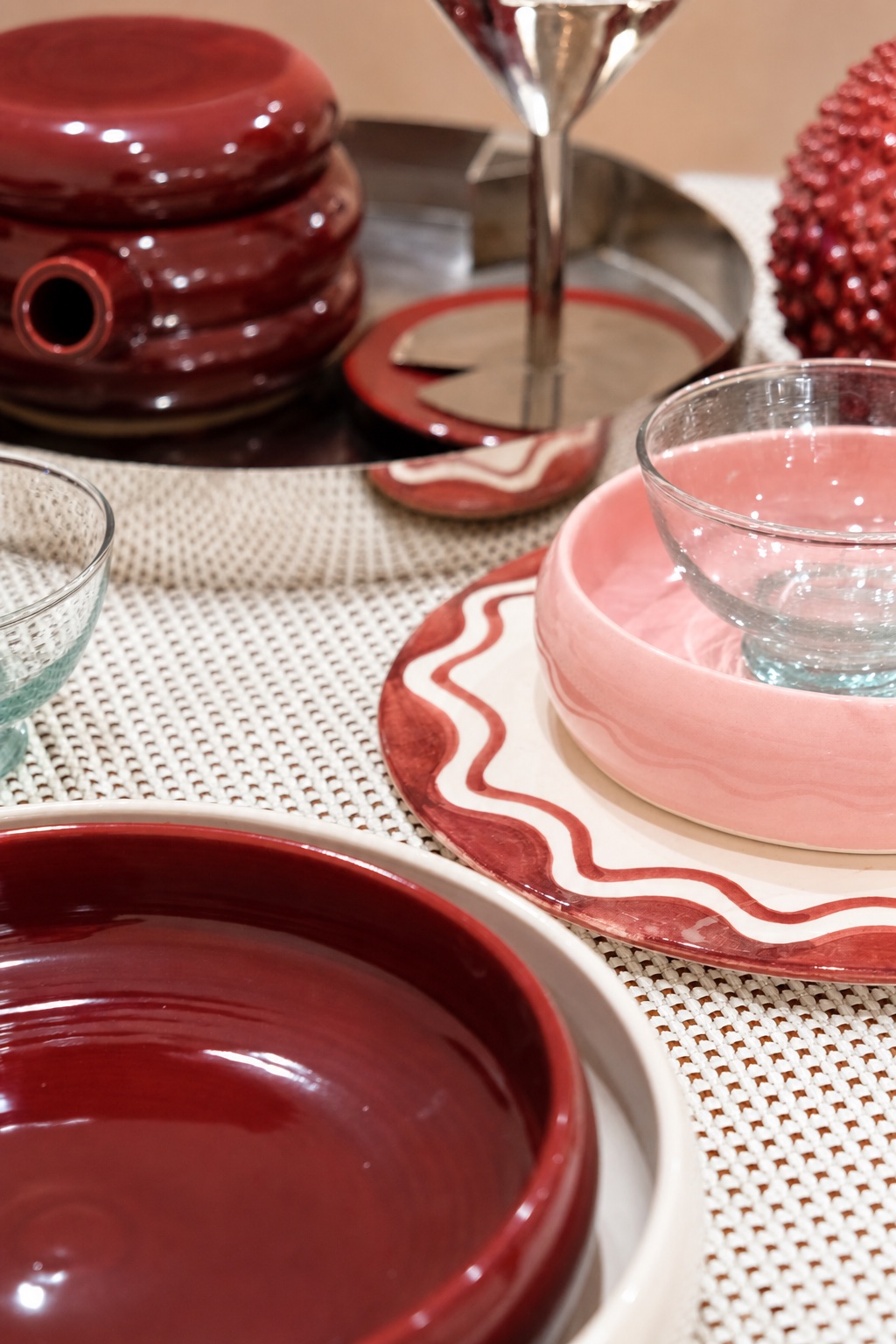 Table dressée Dolce, coloris rose et bordeaux